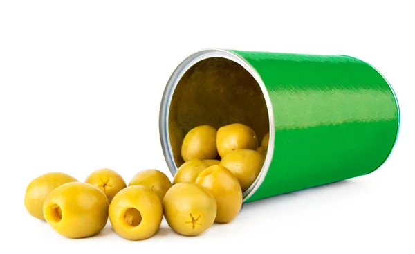 Olive verdi versate da una scatola di latta primo piano su uno sfondo bianco . — Foto Stock