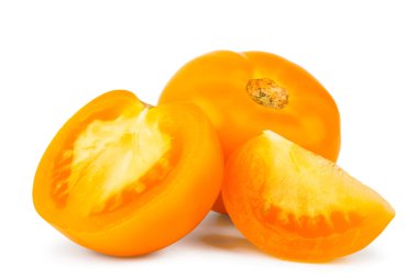 Olgun sarı domates, yarım ve beyaz bir arka plan üzerine. İzole