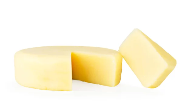 Kerek sajt és egy darab fehér közelről. Elszigetelt. — Stock Fotó