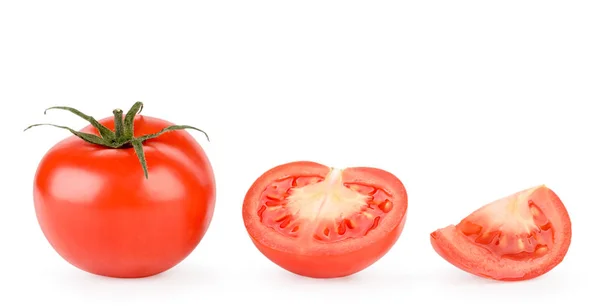 Conjunto de tomate rojo maduro, mitad y pieza sobre un blanco, aislado . — Foto de Stock