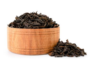 Siyah çay beyaz ahşap plaka Kapat ' - bırakır. İzole.