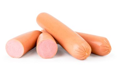 İki sosis ve yarısı beyaz zemin üzerinde. İzole