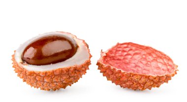 Bir beyaz üzerine yarım olgunlaşmış lychee izole.