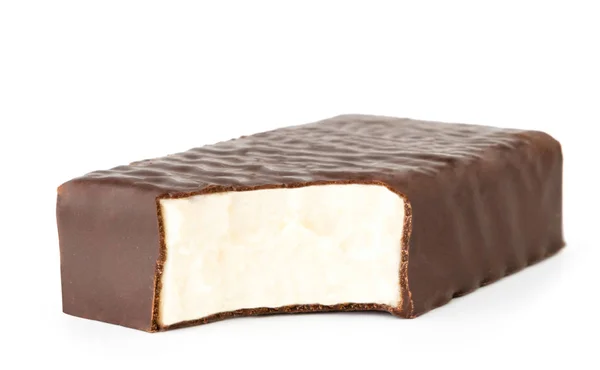 Chocolate soufflé caramelo mordido de cerca en un blanco. Aislado . — Foto de Stock