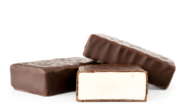 El soufflé de caramelo en el chocolate y la mitad en blanco. Aislado . — Foto de Stock