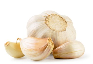 Bir beyaz sarımsak ve dilimleri yakın çekim başkanı. İzole.