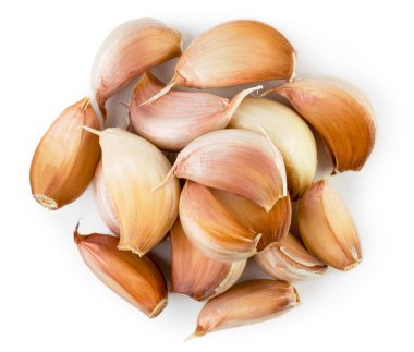 Beyaz bir arka planda sarımsak dilimleri yığını. Üst formu.