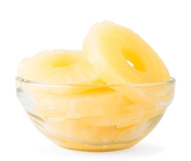 Ananas bir cam plaka yakın - beyaz bir arka plan üzerinde konserve.