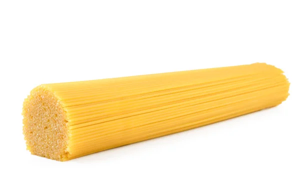 Spaghetti leży zbliżenie na biały. Na białym tle. — Zdjęcie stockowe