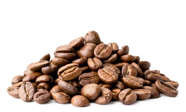 Kahve çekirdekleri closeup bir beyaz üzerine yığını. İzole.