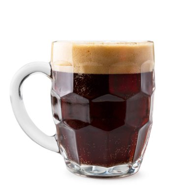 Bardak koyu bira kapatın - kadar beyaz. İzole.