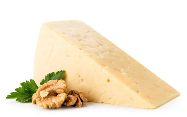 Pedaço de queijo com folhas de noz e salsa em um branco, isolado . — Fotografia de Stock