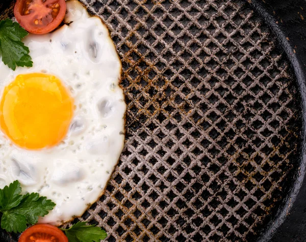 Bir tavada otlar ve domates ile kızarmış yumurta. Metin için Yerleştir. — Stok fotoğraf