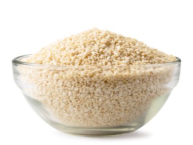 Beyaz bir cam plaka yakın çekim susam. Izole.