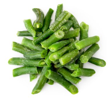 Beyaz, izole edilmiş donmuş yeşil fasulyeler. Üst formu.