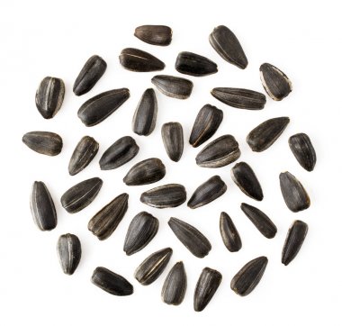 Ayçiçeği tohumları beyaz bir tahta kürek dökülen. Üst formu.