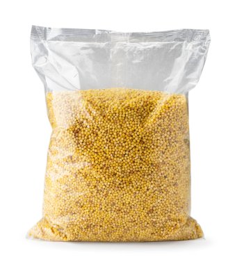 Millet bir paket yakın çekim beyaz. Izole.
