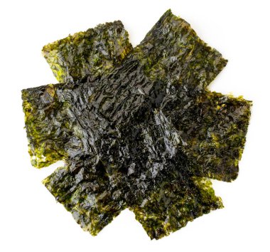 Beyaz, izole edilmiş bir yosun cipsi yığını. Üst formu.