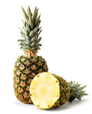 Olgun ananas ve beyazın yarısı yakın çekim. Izole