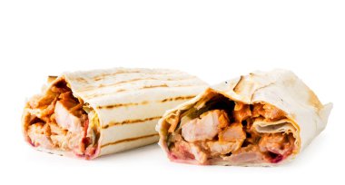 Shawarma'nın iki yarısı, etle beyaza yakın çekim. Izole.