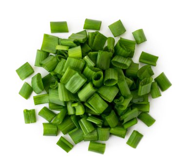 Beyaz üzerine doğranmış yeşil soğan yaprakları yığını. Üst formu.