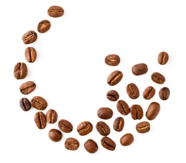 Beyaz, izole kahve çekirdekleri dağılmış. Üst formu.