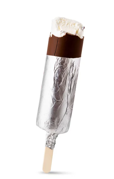 巧克力冰淇淋在铝箔在棍子上，在白色背景。孤立. — 图库照片