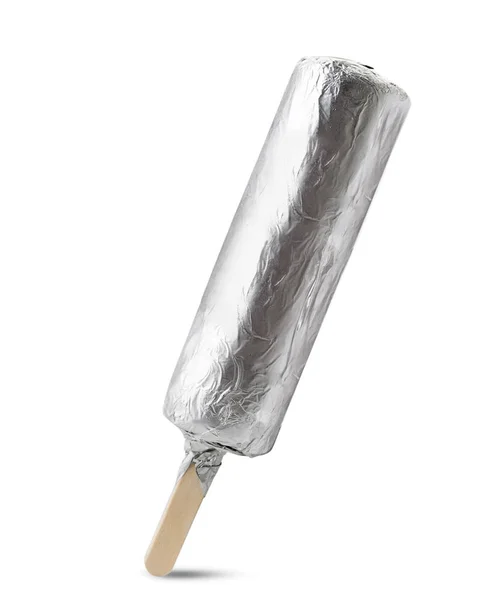 Crème glacée sur un bâton enveloppé dans du papier d'aluminium sur un blanc. Isolé . — Photo
