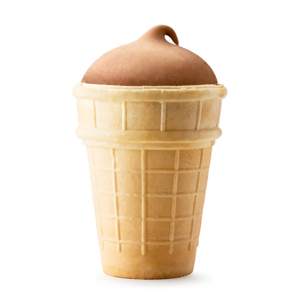 Шоколадное мороженое в вафельной чашке крупным планом на белом. Isolated . — стоковое фото