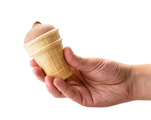 Helado de chocolate en una copa de gofres sosteniendo la mano de un hombre sobre un blanco . —  Fotos de Stock