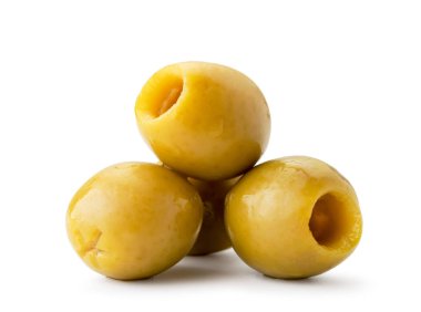 Beyaz arka planda yeşil zeytin yakın çekim.