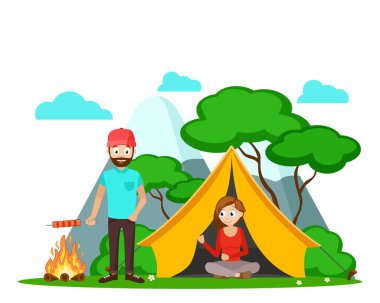 Doğada kamp, adam bir kamp ateşi üzerinde kebap ızgara.