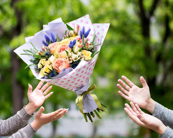 Чоловічі руки зневажали букет квітів дівчини. Романтичний подарунок — стокове фото