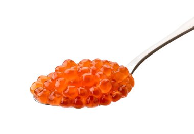 Beyaz bir arka plan üzerine oyulmuş tuzlu somon havyarı kaşığı.