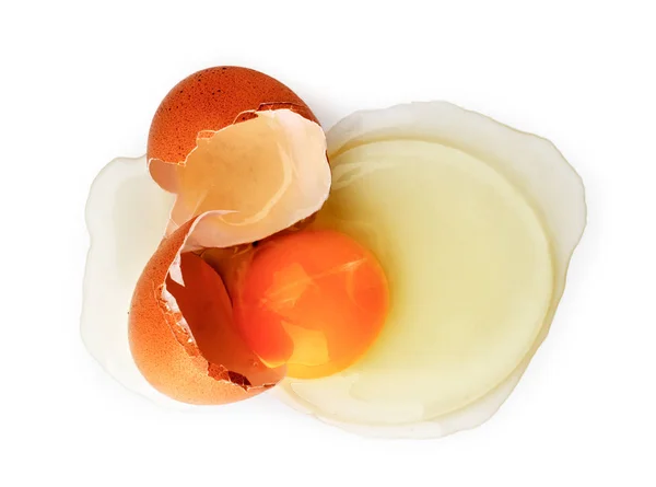 Rozbité kuřecí vajíčko na bílém. Tvar horního. — Stock fotografie