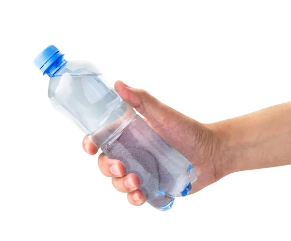 Butelka wody w ręku, na białym. — Zdjęcie stockowe