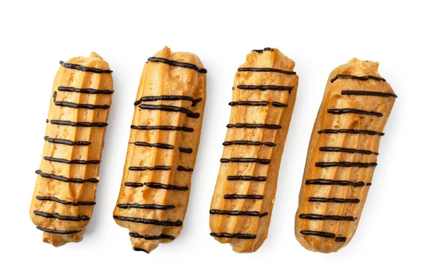 Eclairs dränkt i choklad på en vit. Utsikten över toppen. — Stockfoto