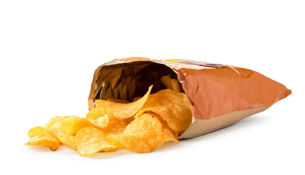 Patates cipsi paketten beyaz akıtıldı. Izole.