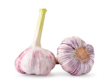 İki baş genç sarımsak beyaza yakın çekim. Izole