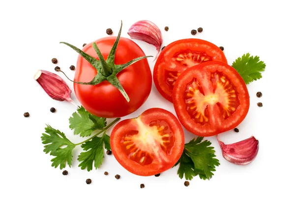 Reife Tomaten werden mit Petersilienblättern, Knoblauch und Paprika auf einem weißen dekoriert. der Blick nach oben. — Stockfoto
