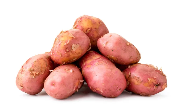 Stos młodych różowe ziemniaki zbliżenie na białym tle. Izolowane. — Zdjęcie stockowe