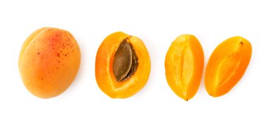 Kayısı seti, beyaz bir arka plan üzerinde taş ve dilimler ile yarısı. Üst görünümü.