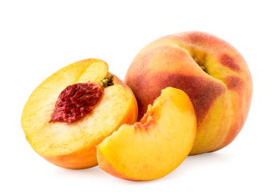 Olgun şeftali, yarım ve parça bir beyaz üzerinde yakın. Izole