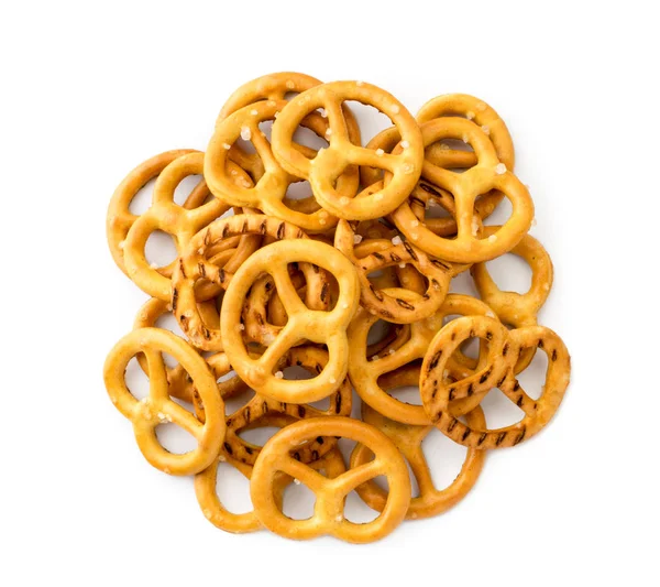 Un mucchio di pretzel con sale su un bianco. La vista della cima . — Foto Stock