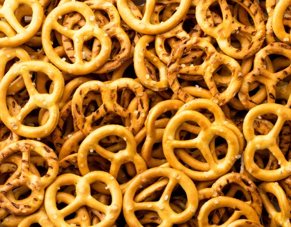 Mini pretzel com fundo de sal. A vista do topo . — Fotografia de Stock