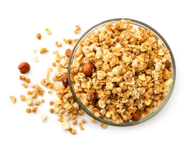 Granola beyaz bir cam tabak dökülen. Üst görünümü.