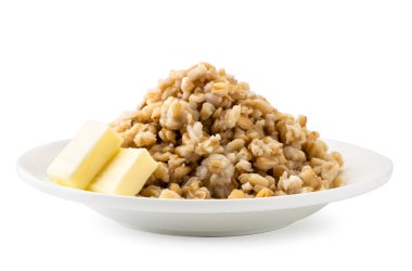 Beyaz, izole tereyağı ile bir tabakta Haşlanmış yulaf ezmesi.