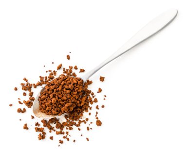 Hazır kahve kaşığı beyaz bir arka plan üzerine serpildi. Üst görünümü.