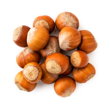 Beyaz arka planda kabuklu fındık yığını. Zirvenin görünümü.