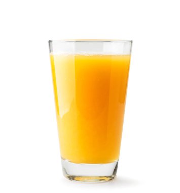 Beyaz bir bardakta portakal suyu. İzole edilmiş